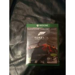 Xbox one met 2 controllers en drie spellen