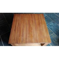 Stoer teak tafeltje