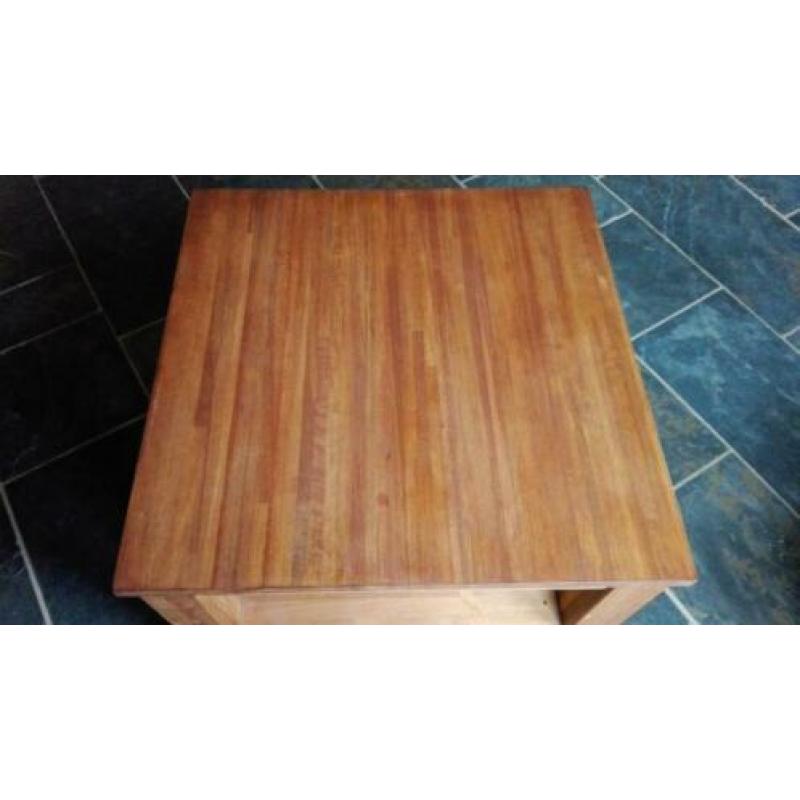 Stoer teak tafeltje