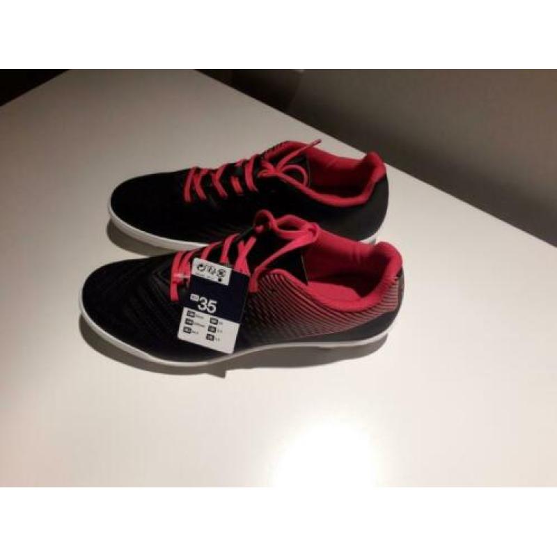 kinder voetbalschoenen nieuw maat 35