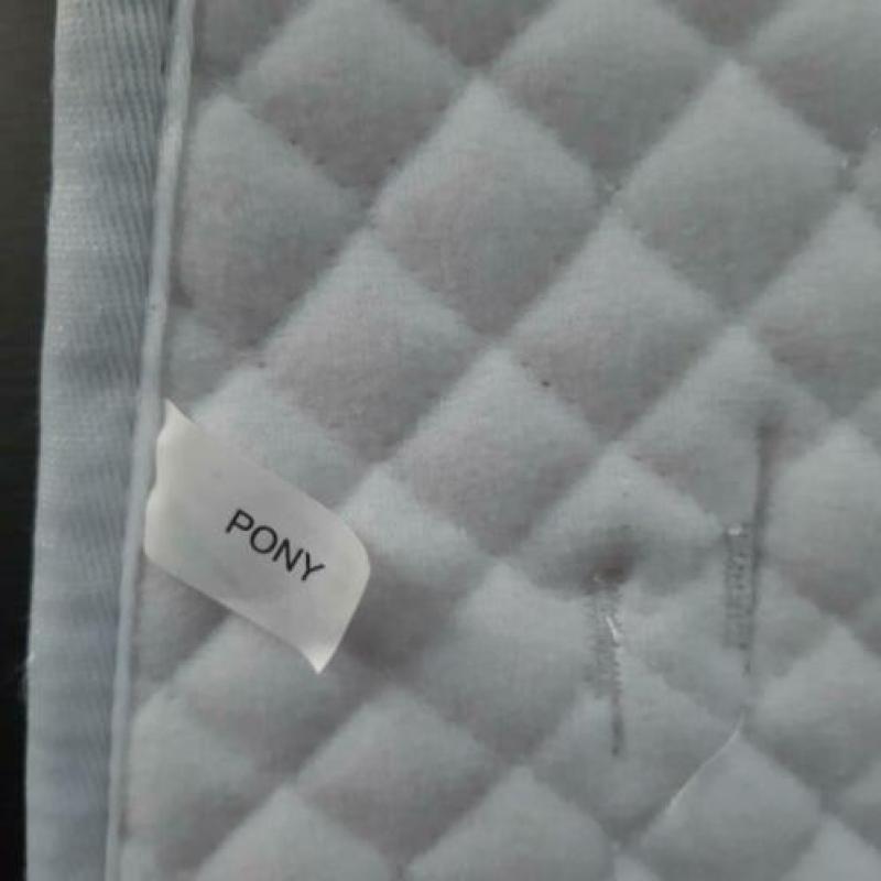Nieuw dekje wit maat Pony