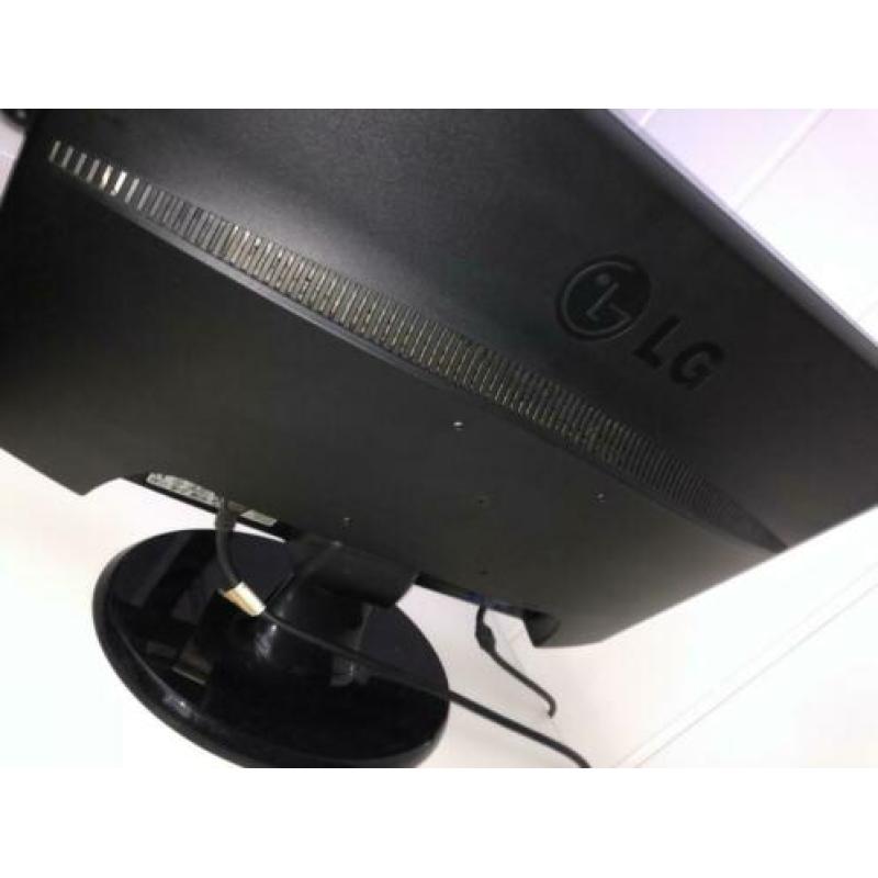 Pc+scherm+bureau en boxxen