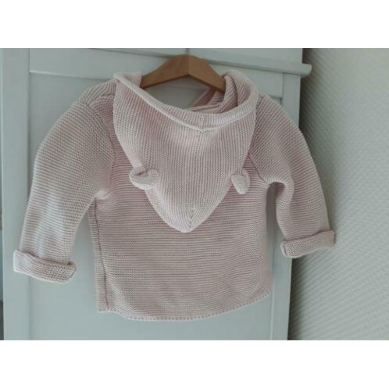 Mooi licht roze vest van Gap. Maat 86