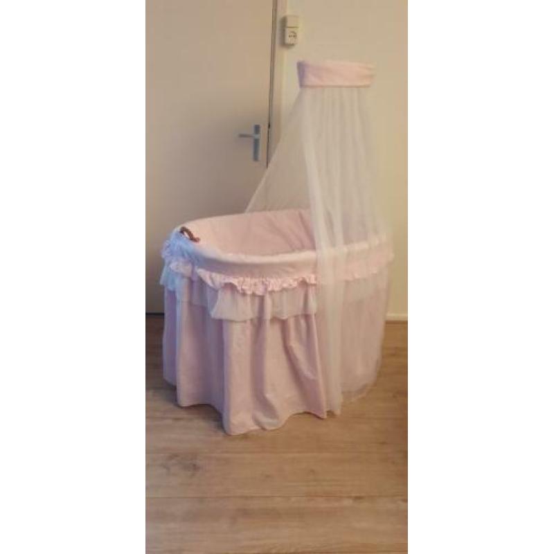Zachte roze baby wiegje