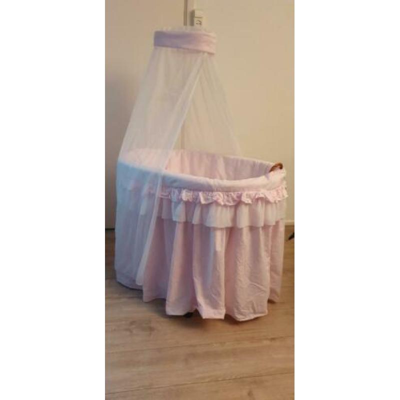Zachte roze baby wiegje