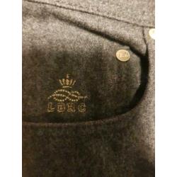 Een z.g.a.n. Luigi  Borrelli royaal broek , maar 34.