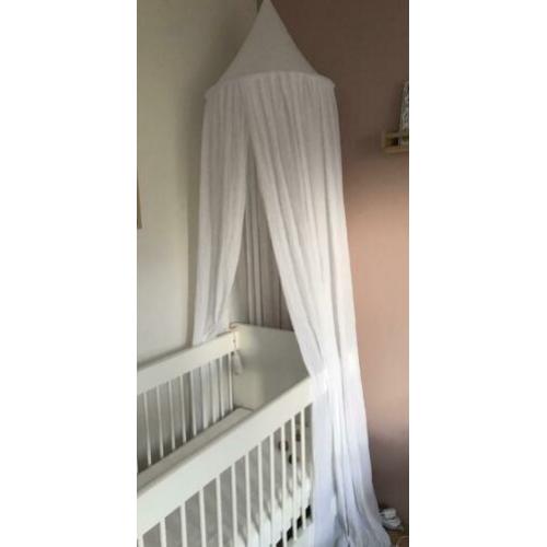 Witte klamboe babykamer
