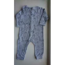 Grappig, grijs boxpak / pyjama met dierenprint, H&M, maat 74