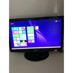 Pc+scherm+bureau en boxxen