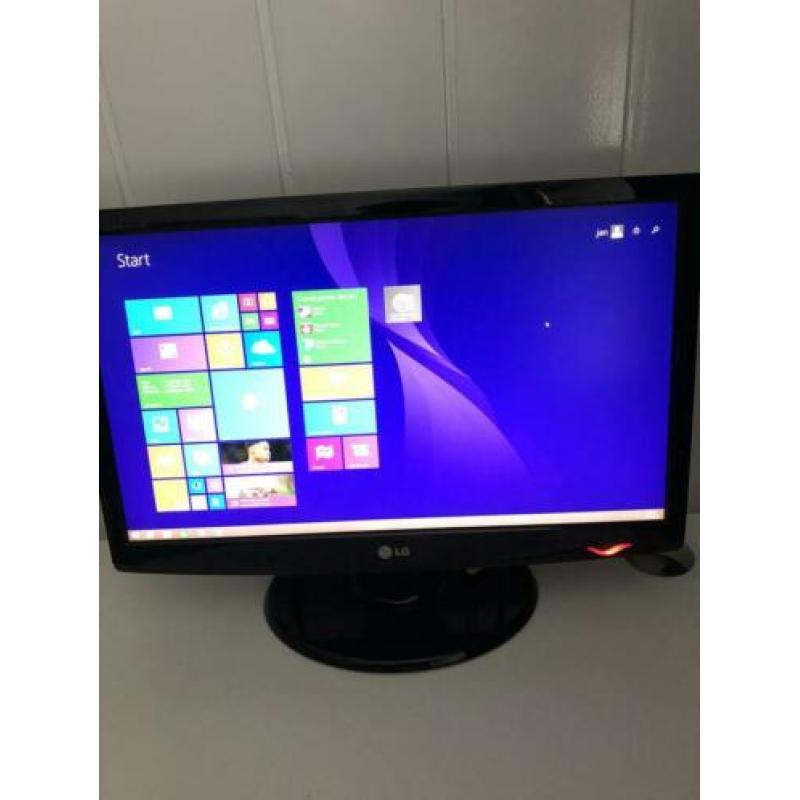 Pc+scherm+bureau en boxxen