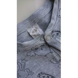 Grappig, grijs boxpak / pyjama met dierenprint, H&M, maat 74