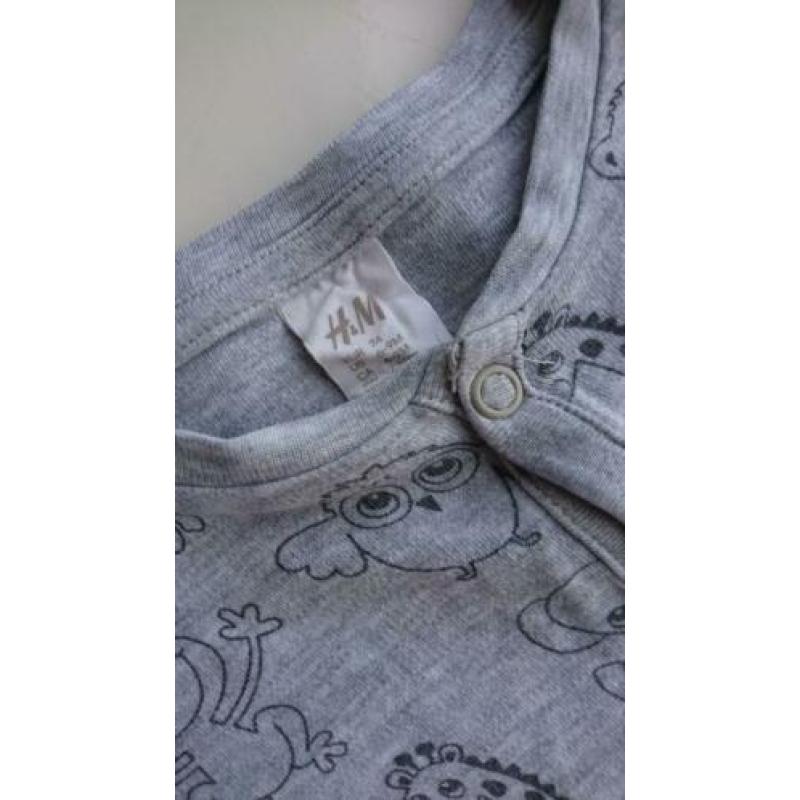 Grappig, grijs boxpak / pyjama met dierenprint, H&M, maat 74