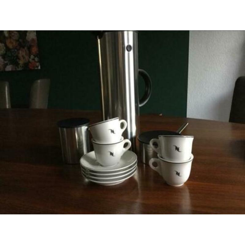 Cappuccino espresso kop schotel Nespresso koffie zwart wit