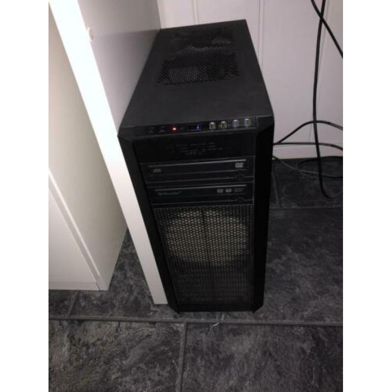 Pc+scherm+bureau en boxxen