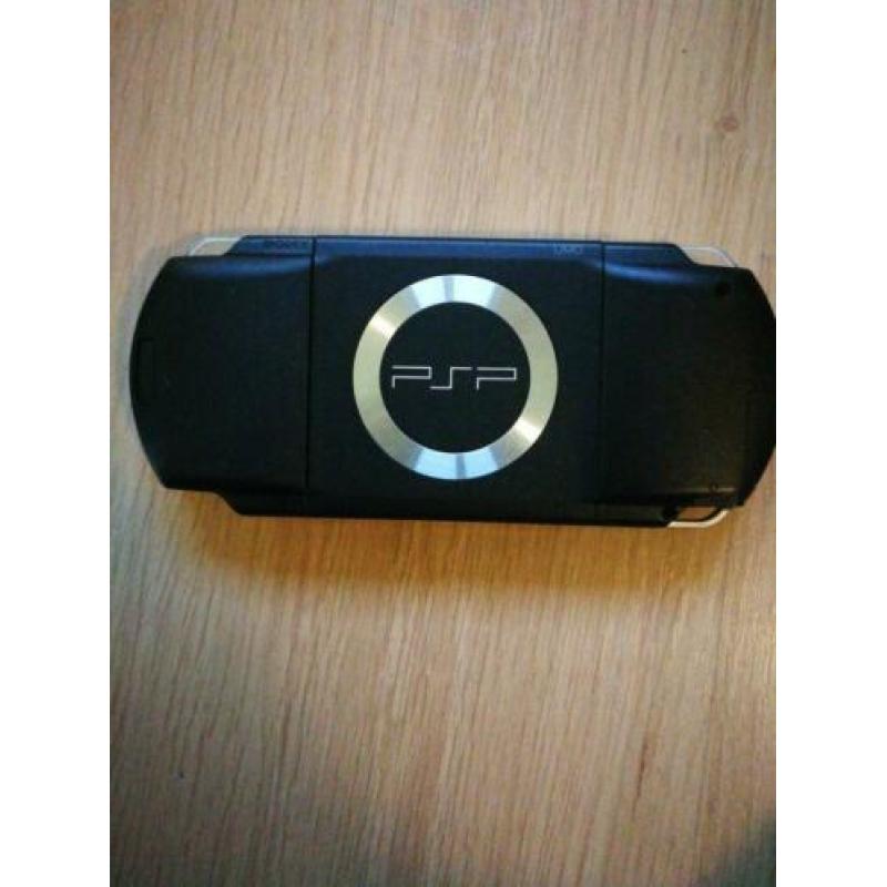 Sony psp met 39 spellen, 2 memory cards en doos