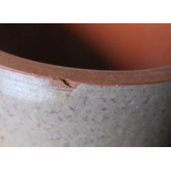 donker beige bloempot met rood-oranje binnenkant