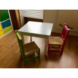 Kindertafeltje met 2 stoeltjes