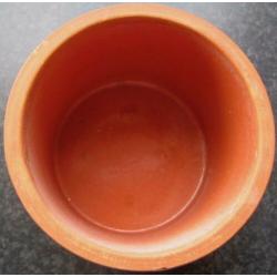 donker beige bloempot met rood-oranje binnenkant