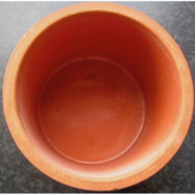 donker beige bloempot met rood-oranje binnenkant