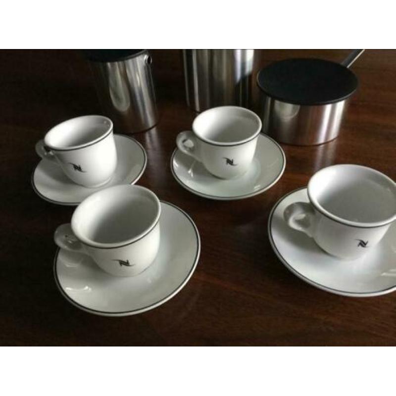 Cappuccino espresso kop schotel Nespresso koffie zwart wit
