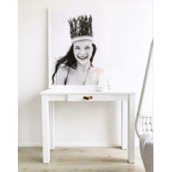 Gave witte sidetable / bureautje met leren handgreep .