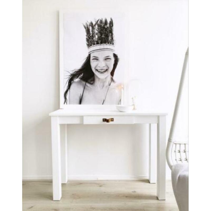Gave witte sidetable / bureautje met leren handgreep .