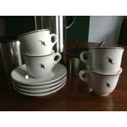 Cappuccino espresso kop schotel Nespresso koffie zwart wit