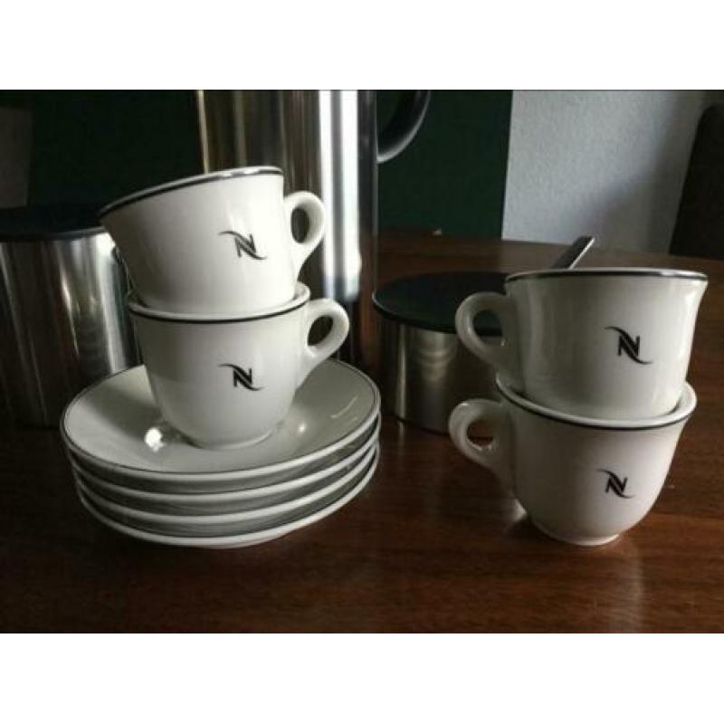 Cappuccino espresso kop schotel Nespresso koffie zwart wit