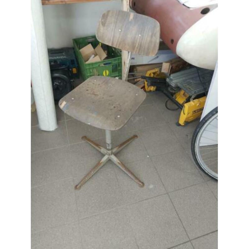 Vintage industriële werkplaats stoel
