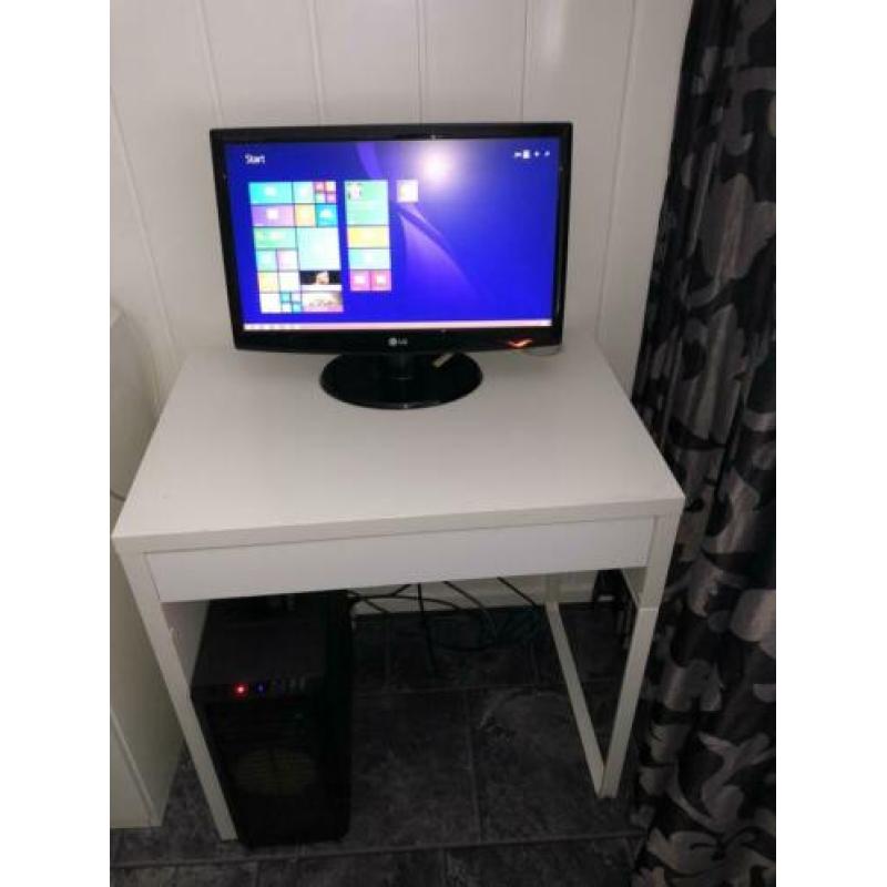 Pc+scherm+bureau en boxxen
