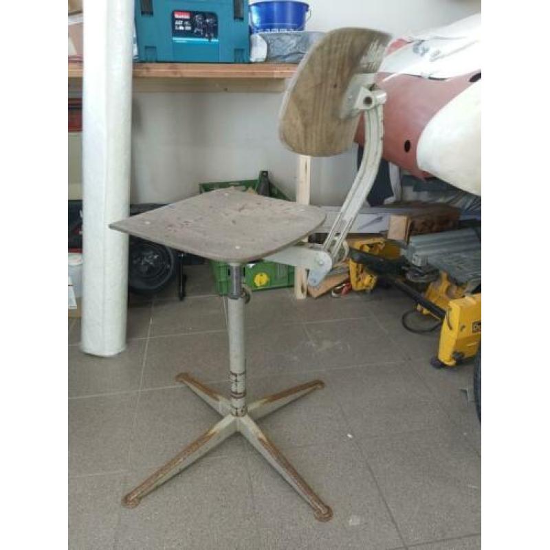 Vintage industriële werkplaats stoel