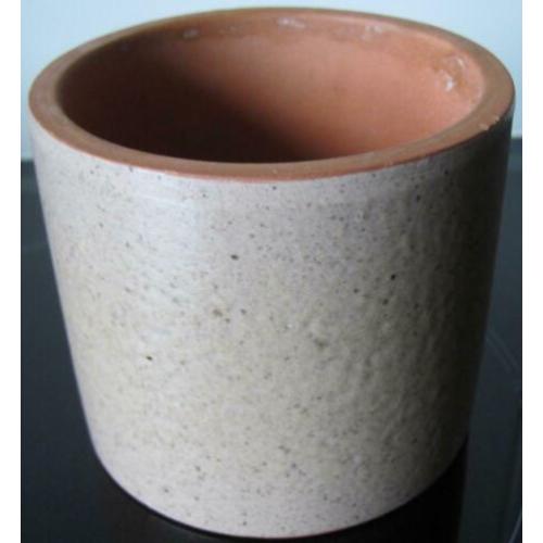 donker beige bloempot met rood-oranje binnenkant