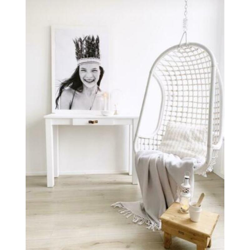 Gave witte sidetable / bureautje met leren handgreep .