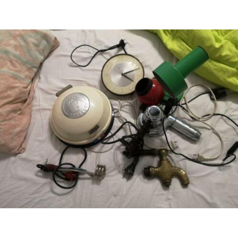 Oude vintage spullen burolamp föhn klok dompelaar hoogtezon