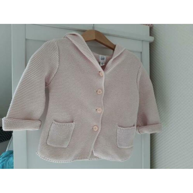 Mooi licht roze vest van Gap. Maat 86