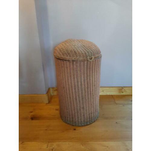 Antieke rieten wasmand