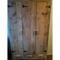 Kledingkast steigerhout