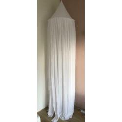 Witte klamboe babykamer