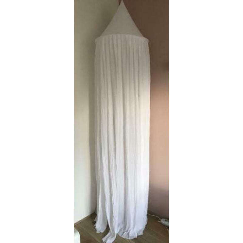 Witte klamboe babykamer
