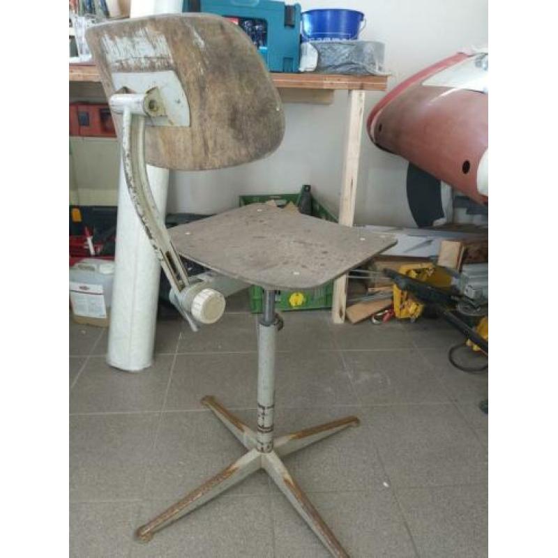 Vintage industriële werkplaats stoel