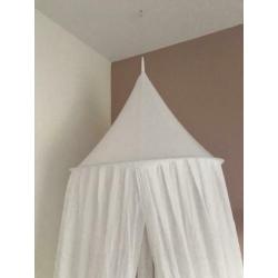 Witte klamboe babykamer