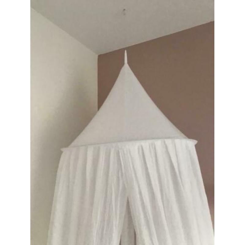 Witte klamboe babykamer