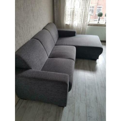 Te koop 3 Zitsbank grijs. Moet even schoongemaakt worden