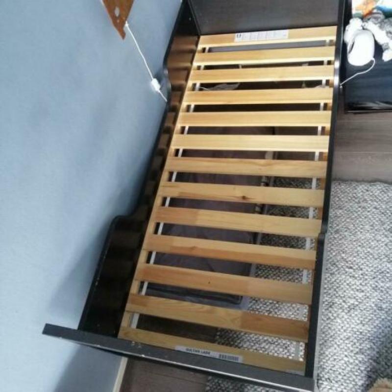 Zwart bed kinderbed IKEA incl lattenbodem en evt matras