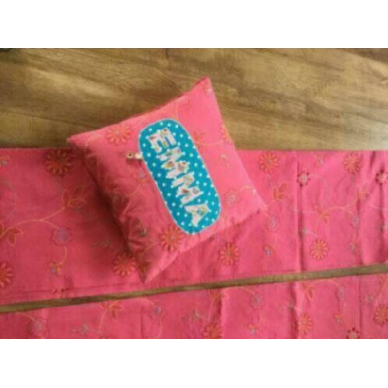 2 gordijnen plus kussen voor meisjes kamer.
