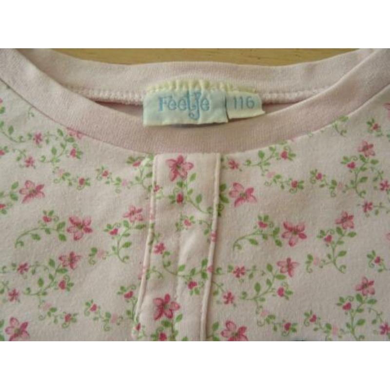 Schattige roze pyjama met bloemen van Feetje mt. 116
