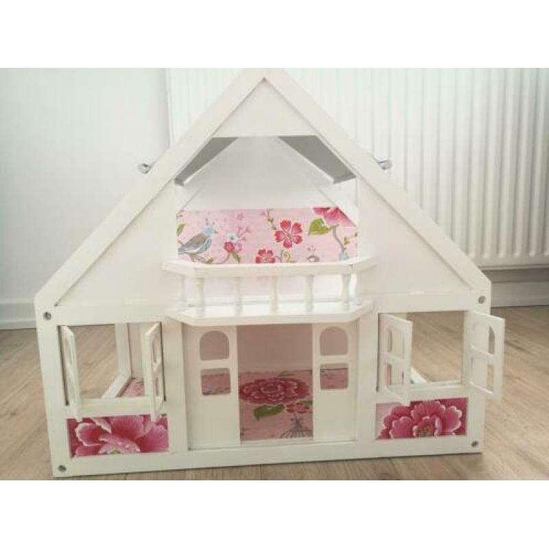 Houten poppenhuis.