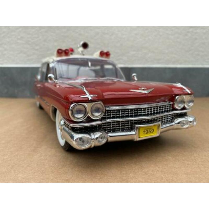 1:18 - Cadillac Ambulance - Precision Miniatures