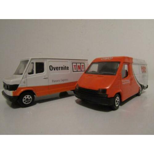 Zgan Twee Bussen TNT Mercedes 207 D en Ford Transit