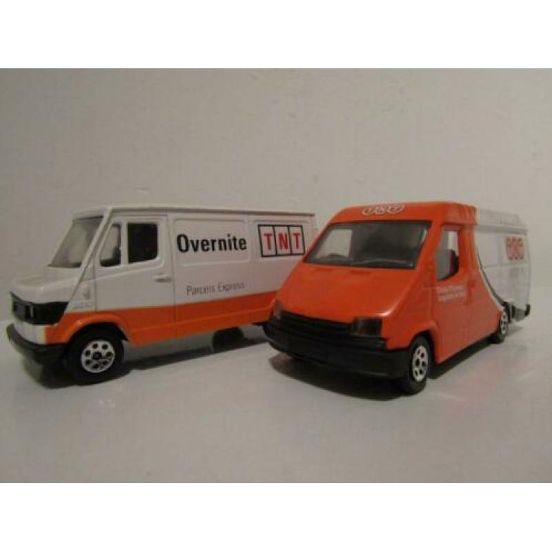 Zgan Twee Bussen TNT Mercedes 207 D en Ford Transit